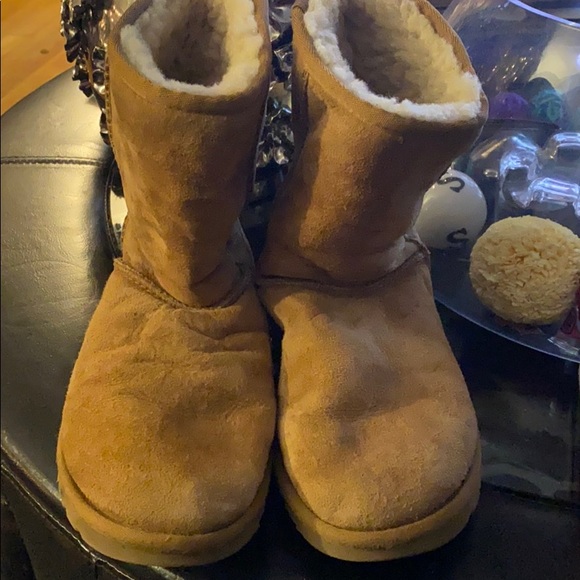 Ugg BOOTS - Picture 1 of 4